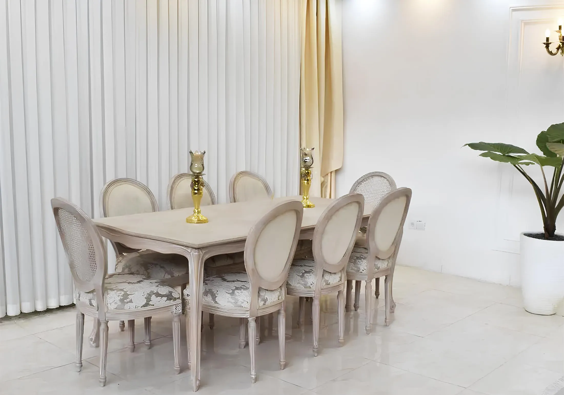 luxury dining table